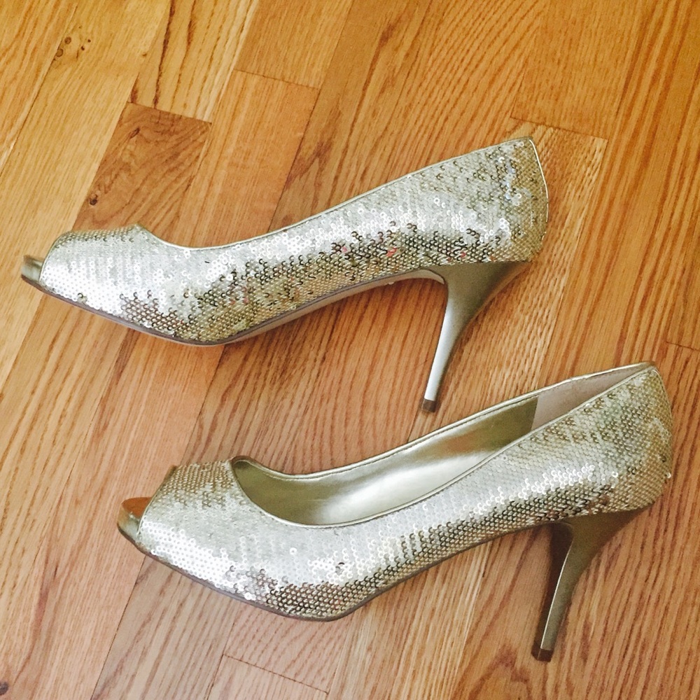 NWOB 9.5 Guess Gold Sequence peep toe pumps